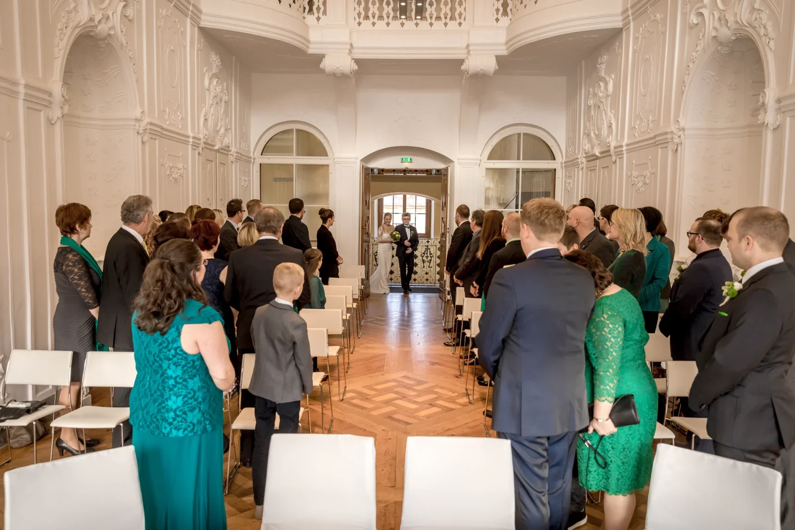 Einzug zur Trauung im hellen Schlosssaal – Winterhochzeit von Anika und Marcus auf Schloss Ettersburg und in Weimar
