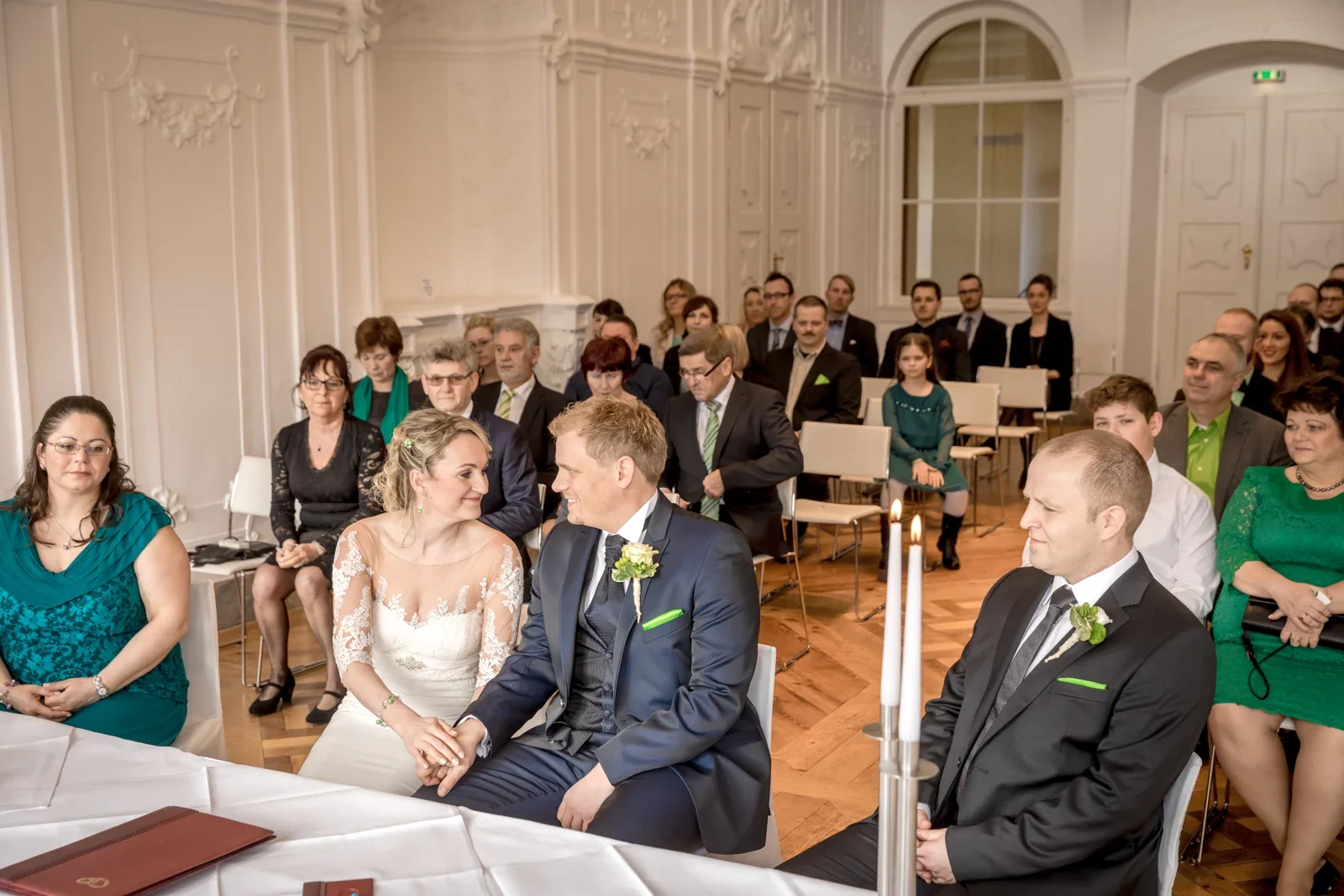 Anika und Marcus während der Trauung – Winterhochzeit von Anika und Marcus auf Schloss Ettersburg und in Weimar