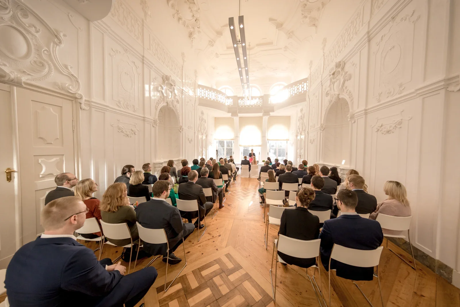 Die Hochzeitsgesellschaft im Schlosssaal – Winterhochzeit von Anika und Marcus auf Schloss Ettersburg und in Weimar