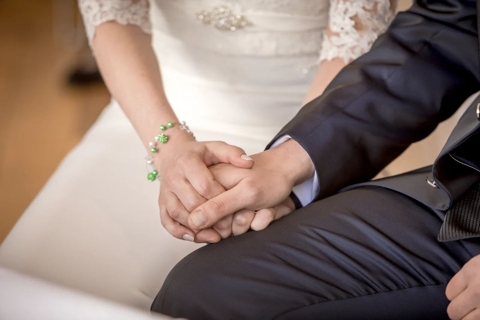 Hand in Hand während der Trauung – Winterhochzeit von Anika und Marcus auf Schloss Ettersburg und in Weimar
