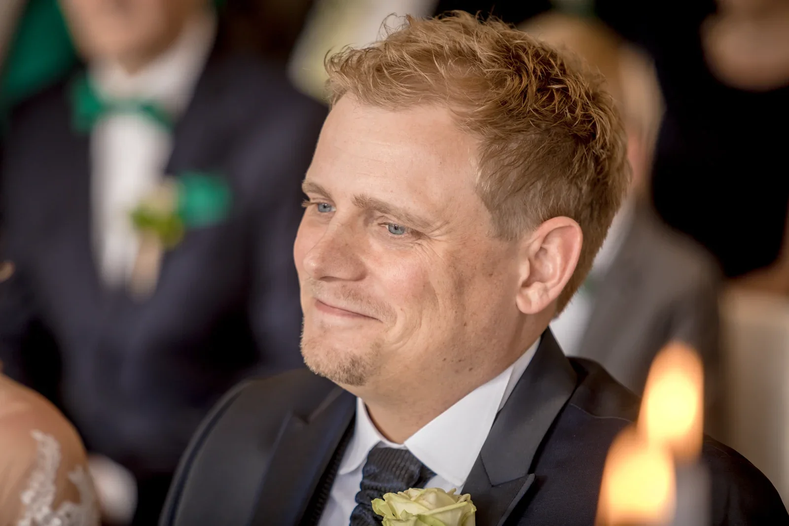 Marcus während der Trauung – Winterhochzeit von Anika und Marcus auf Schloss Ettersburg und in Weimar