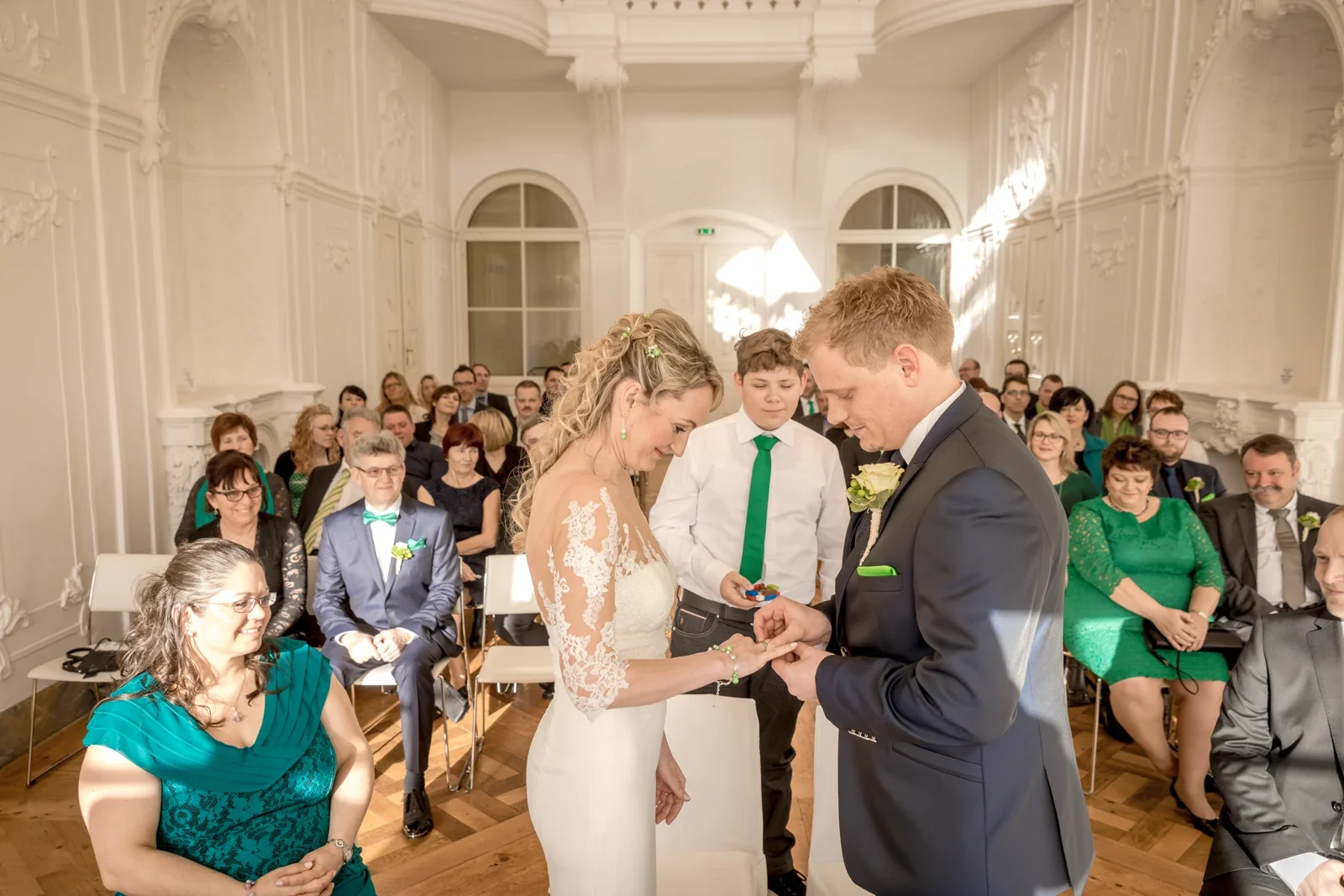 Marcus steckt Anika den Ring an – Winterhochzeit von Anika und Marcus auf Schloss Ettersburg und in Weimar