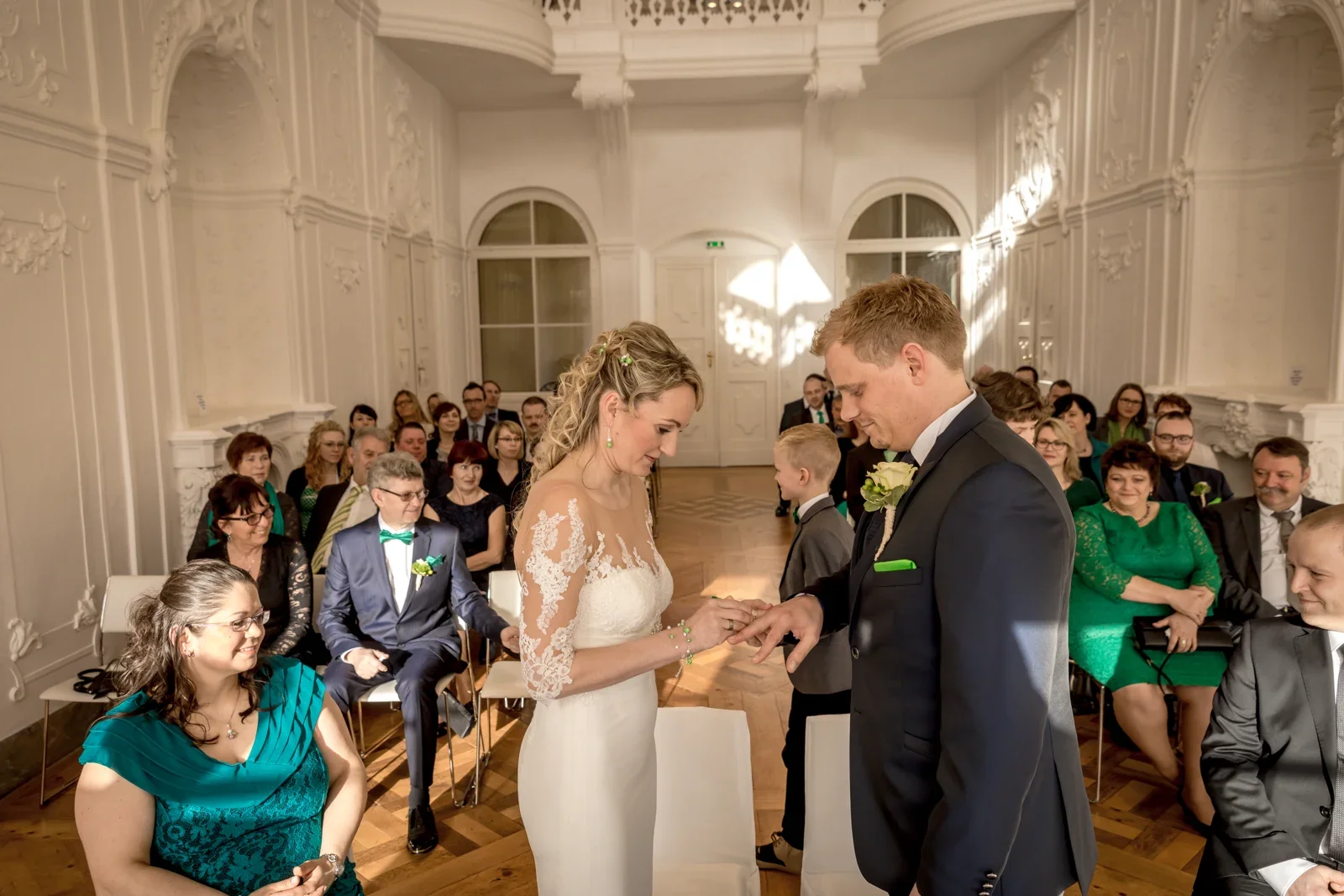 Anika steckt Marcus den Ring an – Winterhochzeit von Anika und Marcus auf Schloss Ettersburg und in Weimar