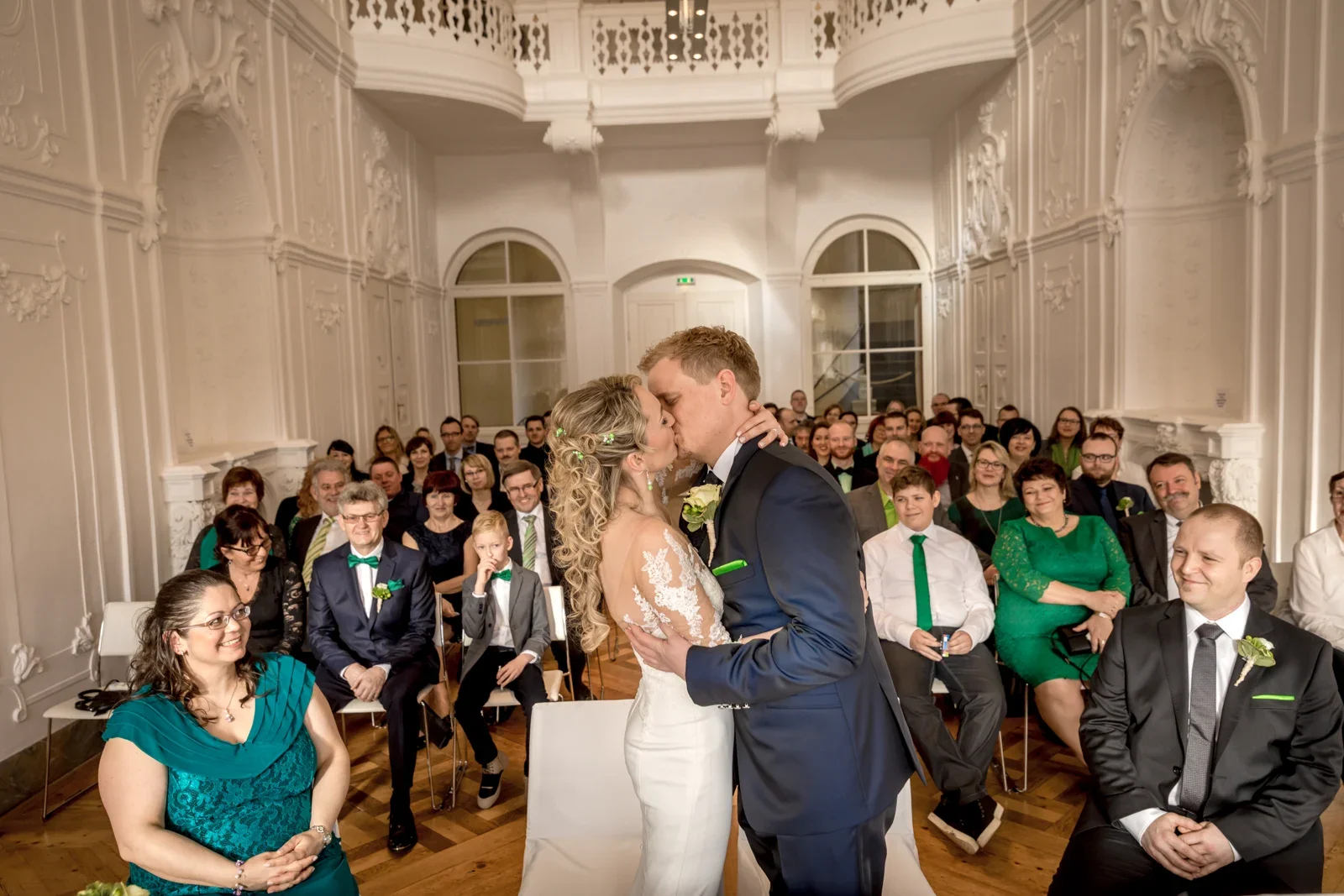 Ein Kuss nach dem Ja-Wort – Winterhochzeit von Anika und Marcus auf Schloss Ettersburg und in Weimar