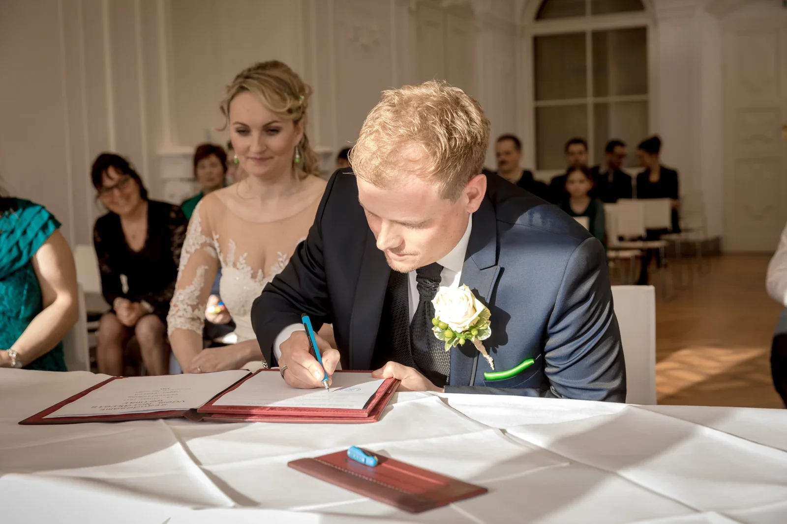 Marcus unterschreibt nach der Trauung – Winterhochzeit von Anika und Marcus auf Schloss Ettersburg und in Weimar