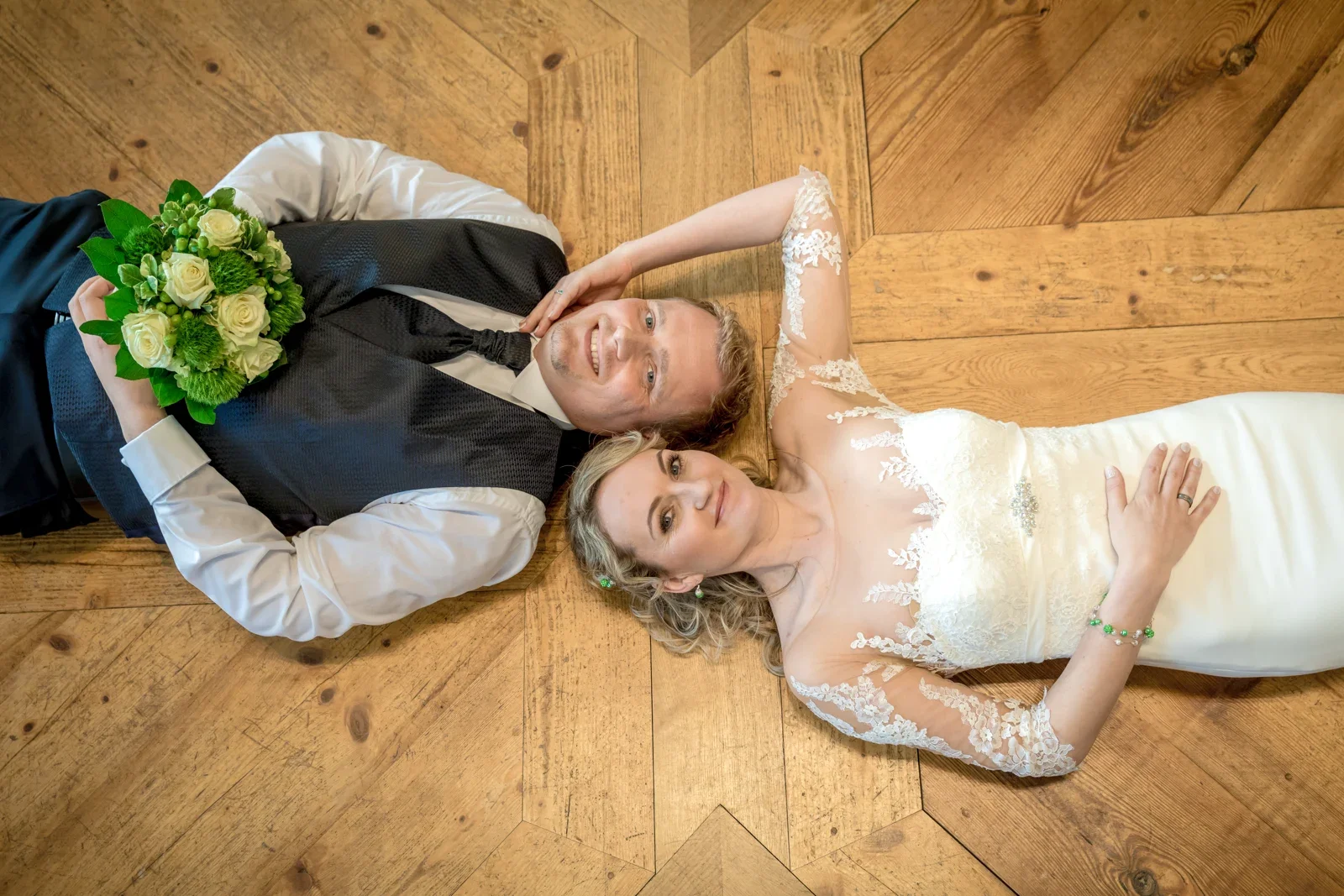Kopf an Kopf auf dem Parkett – Winterhochzeit von Anika und Marcus auf Schloss Ettersburg und in Weimar