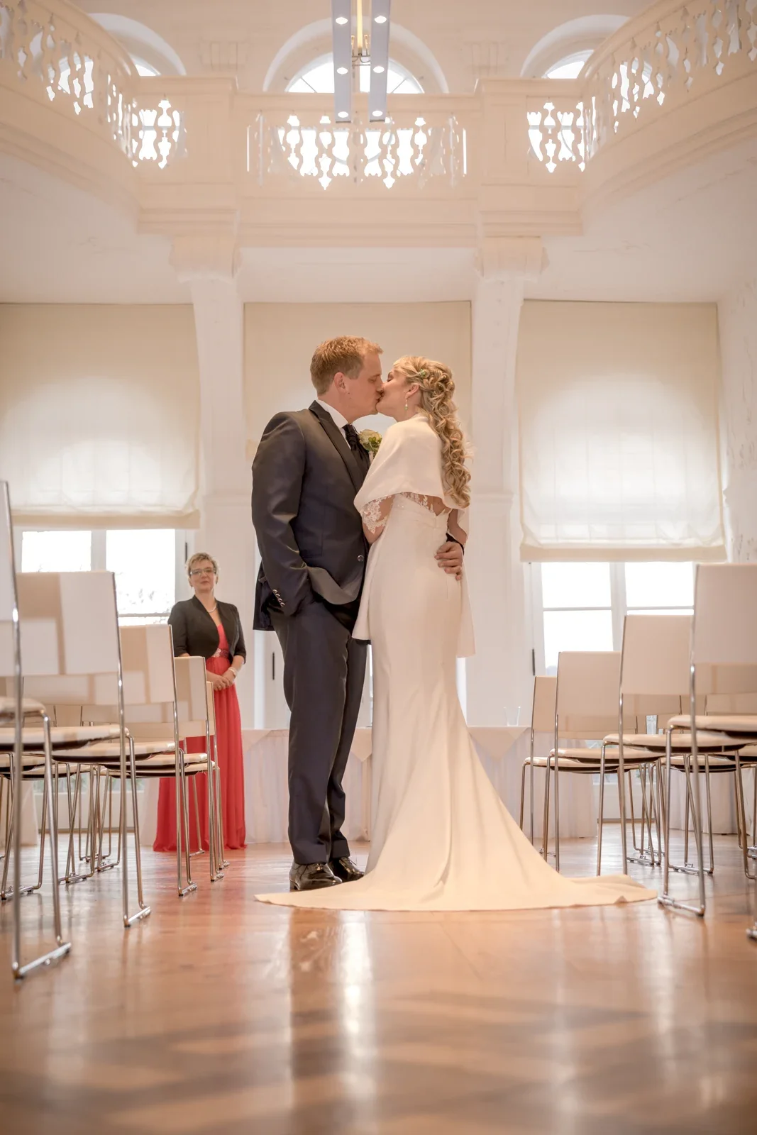 Ein ruhiges Paarbild im festlichen Saal – Winterhochzeit von Anika und Marcus auf Schloss Ettersburg und in Weimar