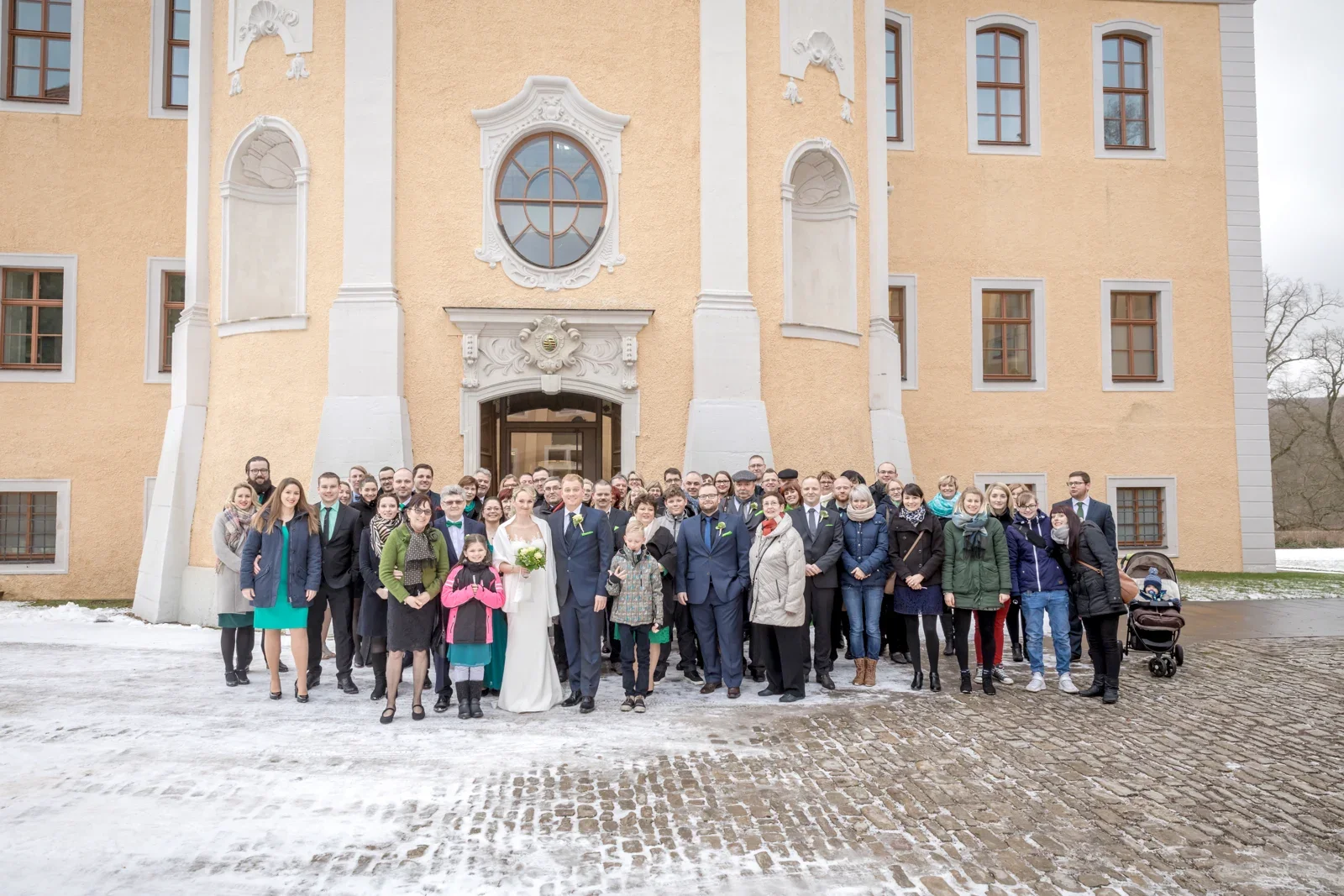 Die Hochzeitsgesellschaft vor Schloss Ettersburg – Winterhochzeit von Anika und Marcus auf Schloss Ettersburg und in Weimar