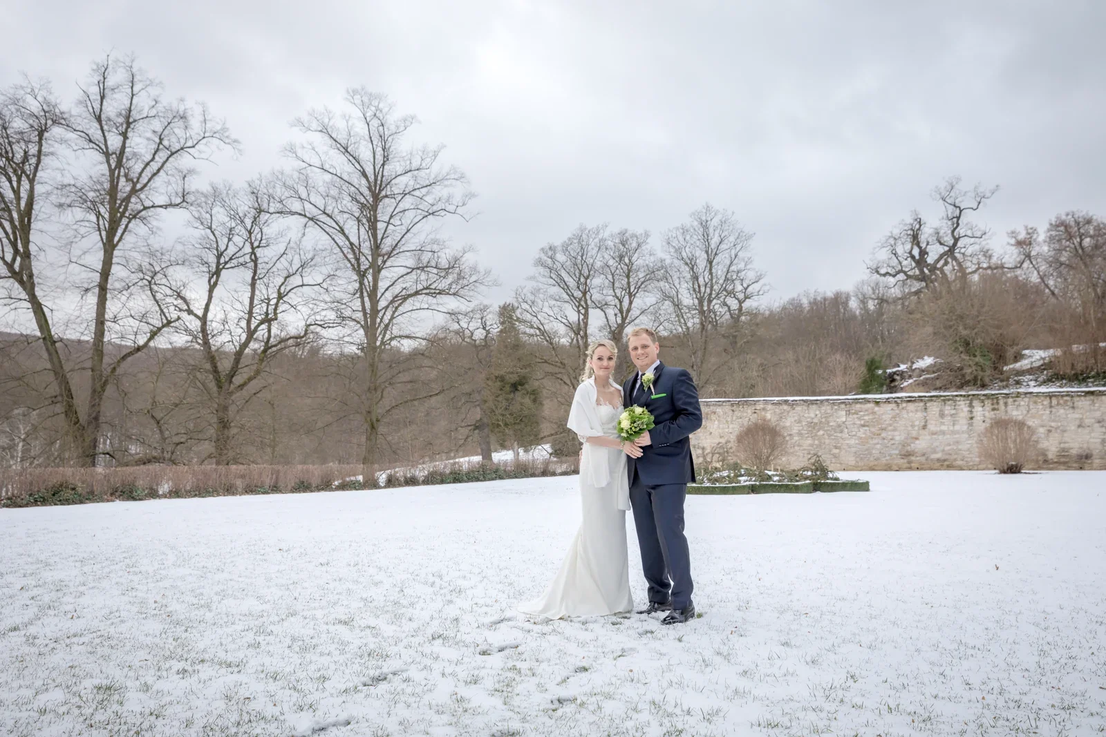 Anika und Marcus im verschneiten Schlosspark – Winterhochzeit von Anika und Marcus auf Schloss Ettersburg und in Weimar
