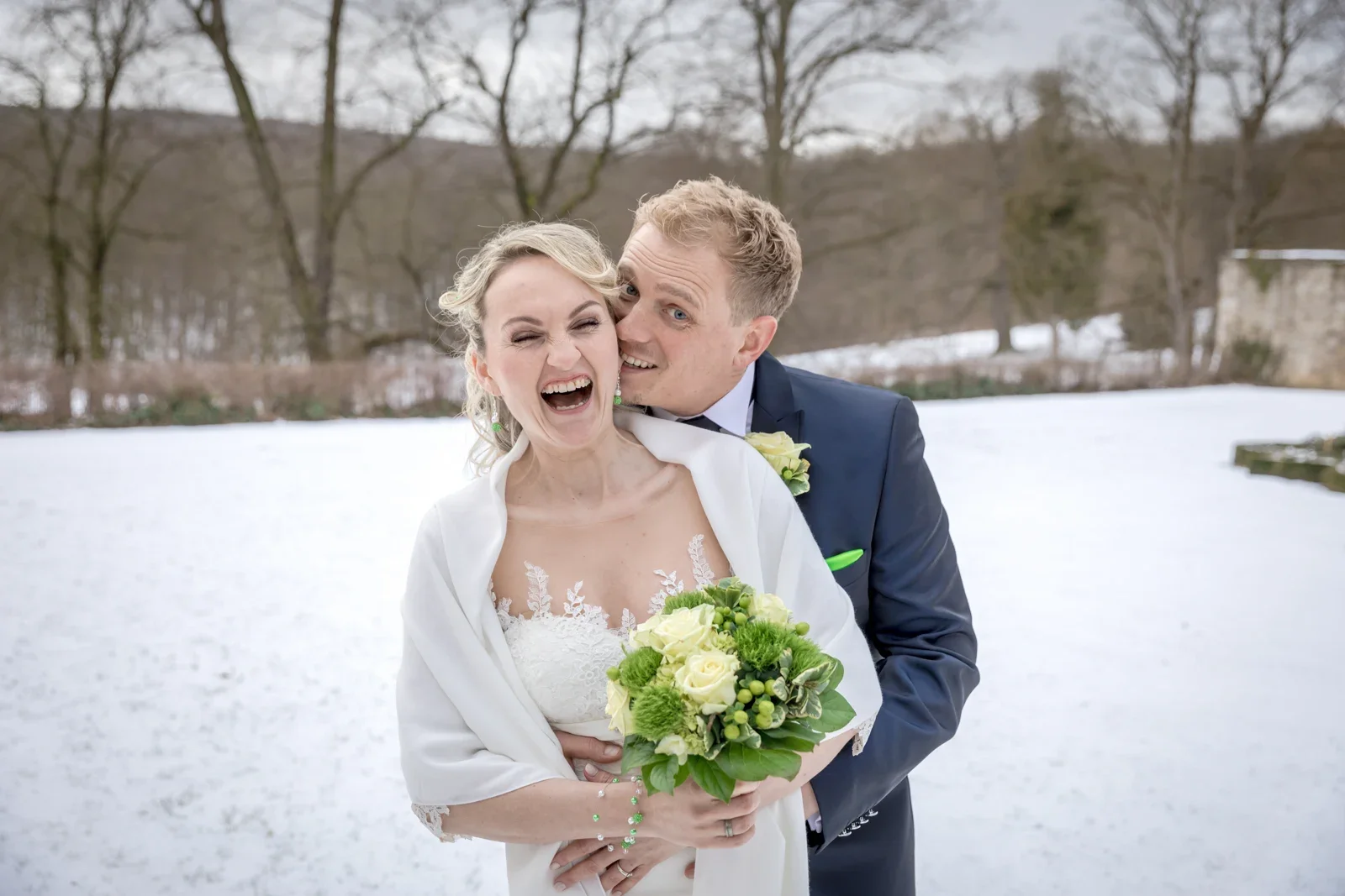 Gemeinsam lachen im winterlichen Park – Winterhochzeit von Anika und Marcus auf Schloss Ettersburg und in Weimar