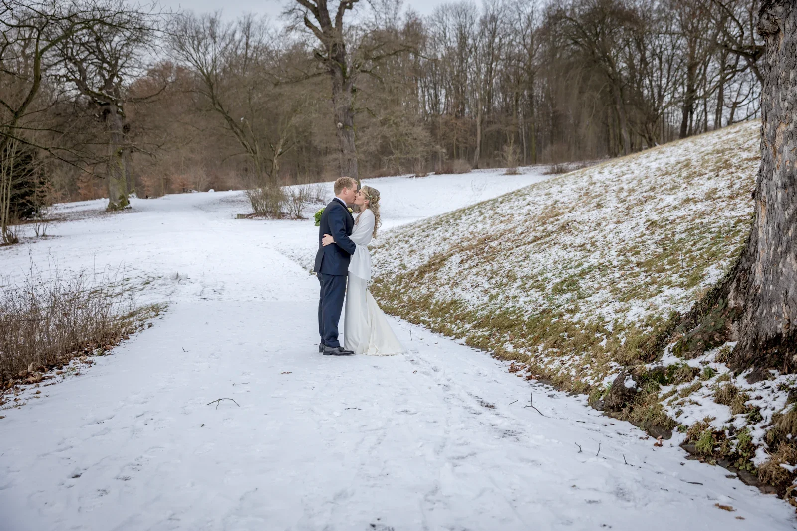 Zu zweit auf dem verschneiten Weg – Winterhochzeit von Anika und Marcus auf Schloss Ettersburg und in Weimar