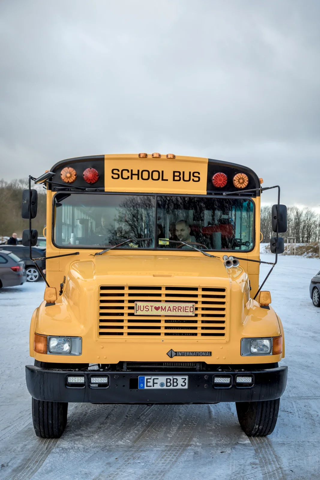 Ein gelber Schulbus für die Hochzeitsfahrt – Winterhochzeit von Anika und Marcus auf Schloss Ettersburg und in Weimar