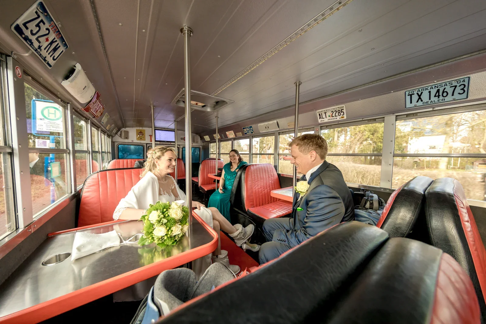 Anika und Marcus im Bus – Winterhochzeit von Anika und Marcus auf Schloss Ettersburg und in Weimar