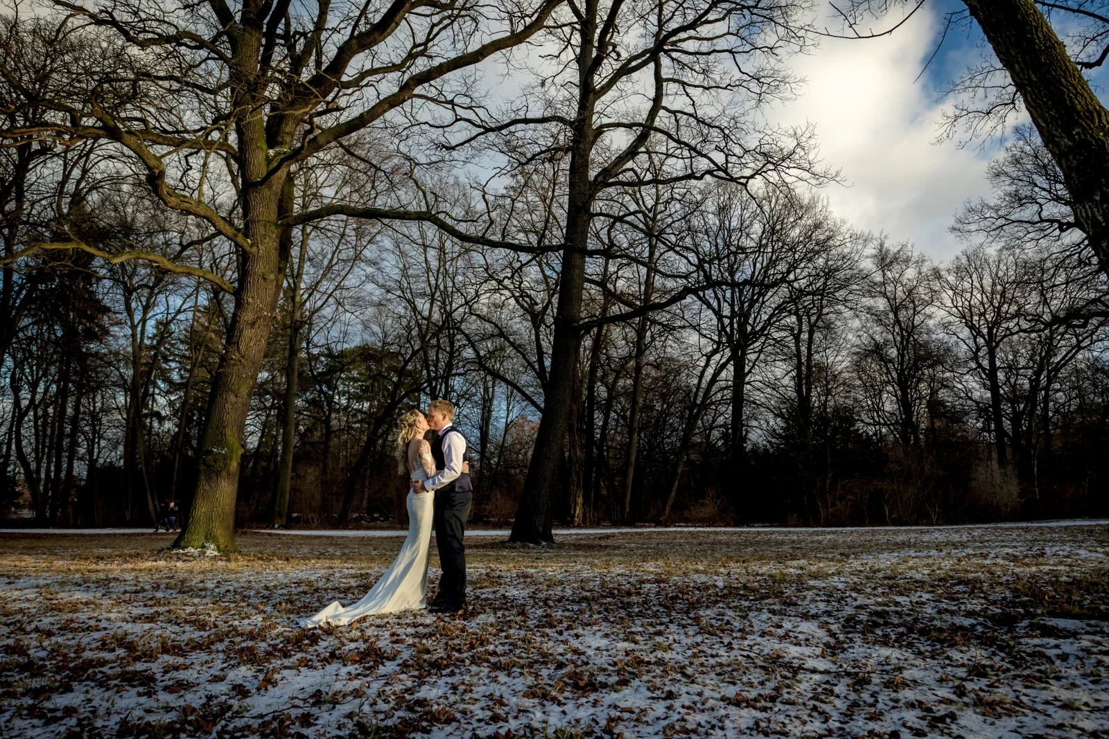 Winterlicht zwischen den Bäumen im Belvederer Schlosspark – Winterhochzeit von Anika und Marcus auf Schloss Ettersburg und in Weimar