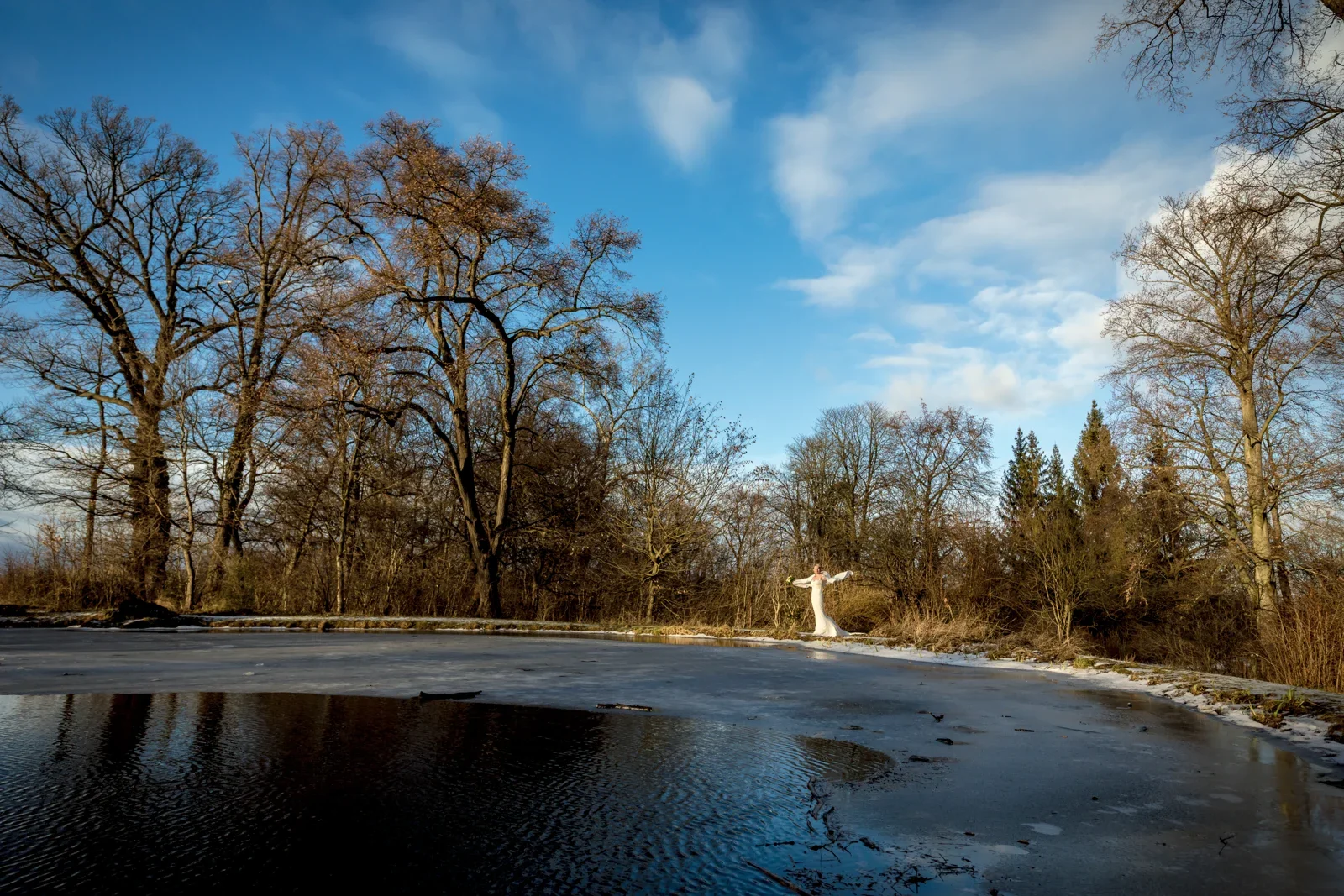 Der Park mit winterlichem Wasser und kahlen Bäumen – Winterhochzeit von Anika und Marcus auf Schloss Ettersburg und in Weimar