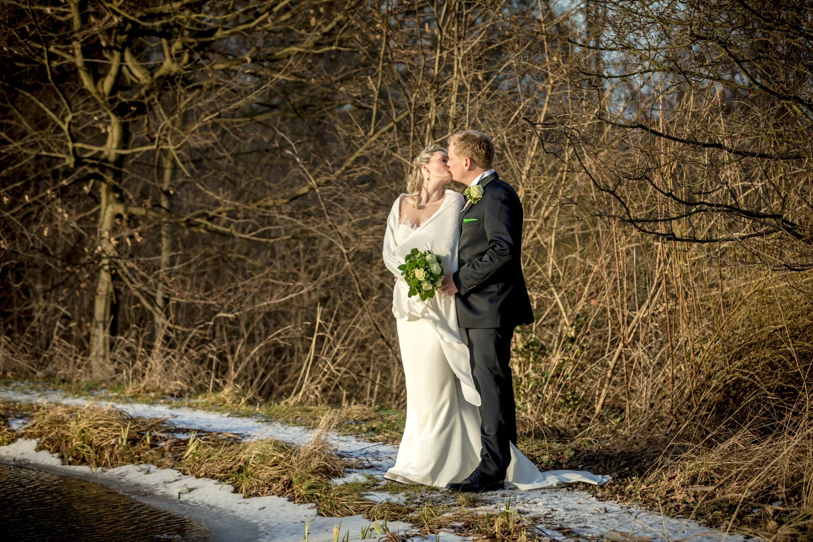 Ein Kuss im tief stehenden Winterlicht – Winterhochzeit von Anika und Marcus auf Schloss Ettersburg und in Weimar