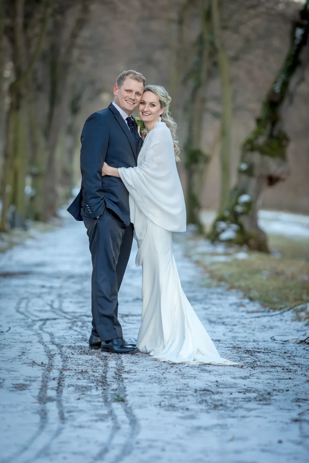 Nah beieinander auf dem Winterweg – Winterhochzeit von Anika und Marcus auf Schloss Ettersburg und in Weimar