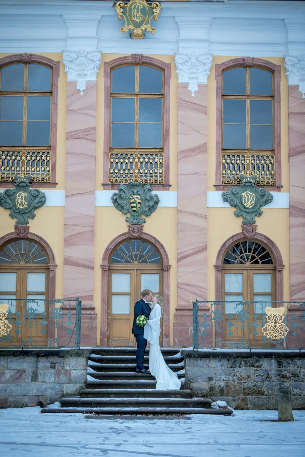 Anika und Marcus vor der Schlossfassade – Winterhochzeit von Anika und Marcus auf Schloss Ettersburg und in Weimar