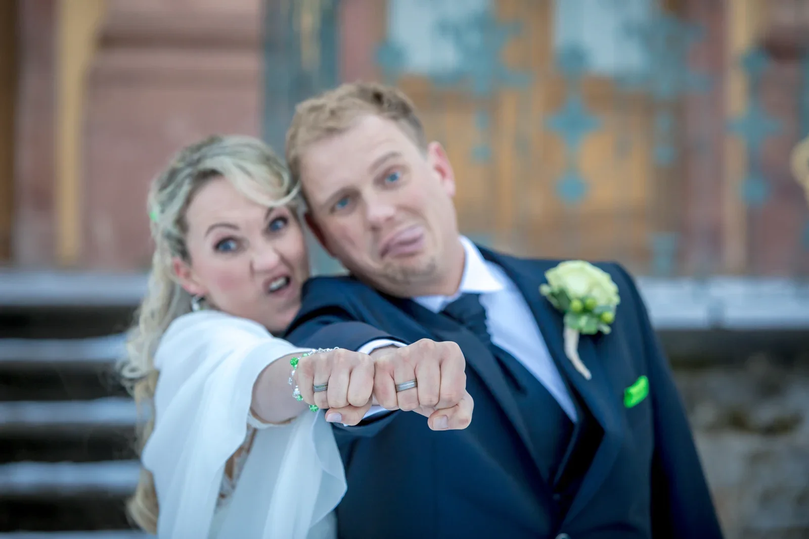 Eine kleine Grimasse beim Paarshooting – Winterhochzeit von Anika und Marcus auf Schloss Ettersburg und in Weimar
