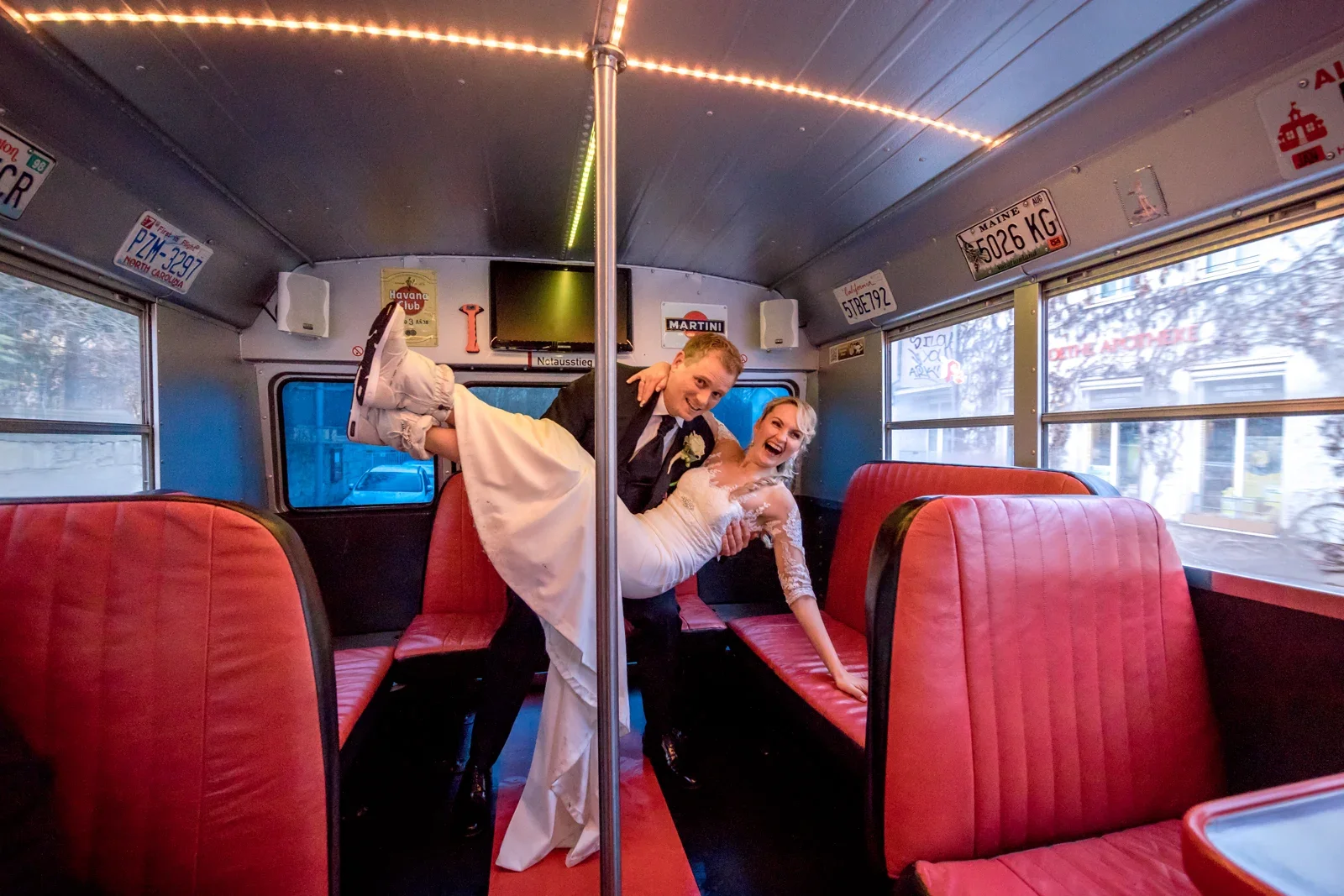 Ausgelassene Stimmung im Hochzeitsbus – Winterhochzeit von Anika und Marcus auf Schloss Ettersburg und in Weimar