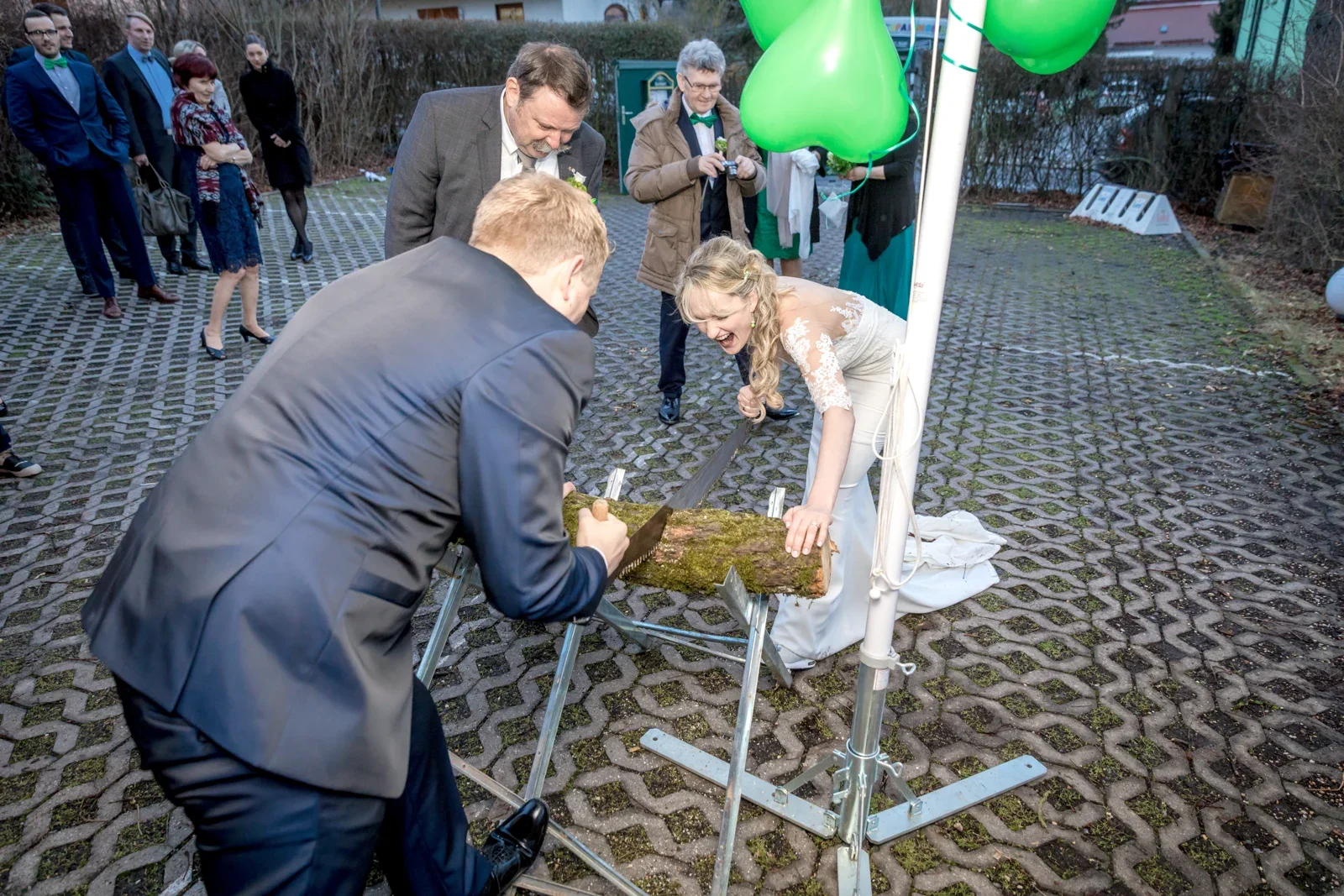 Gemeinsam den Baumstamm zersägen – Winterhochzeit von Anika und Marcus auf Schloss Ettersburg und in Weimar
