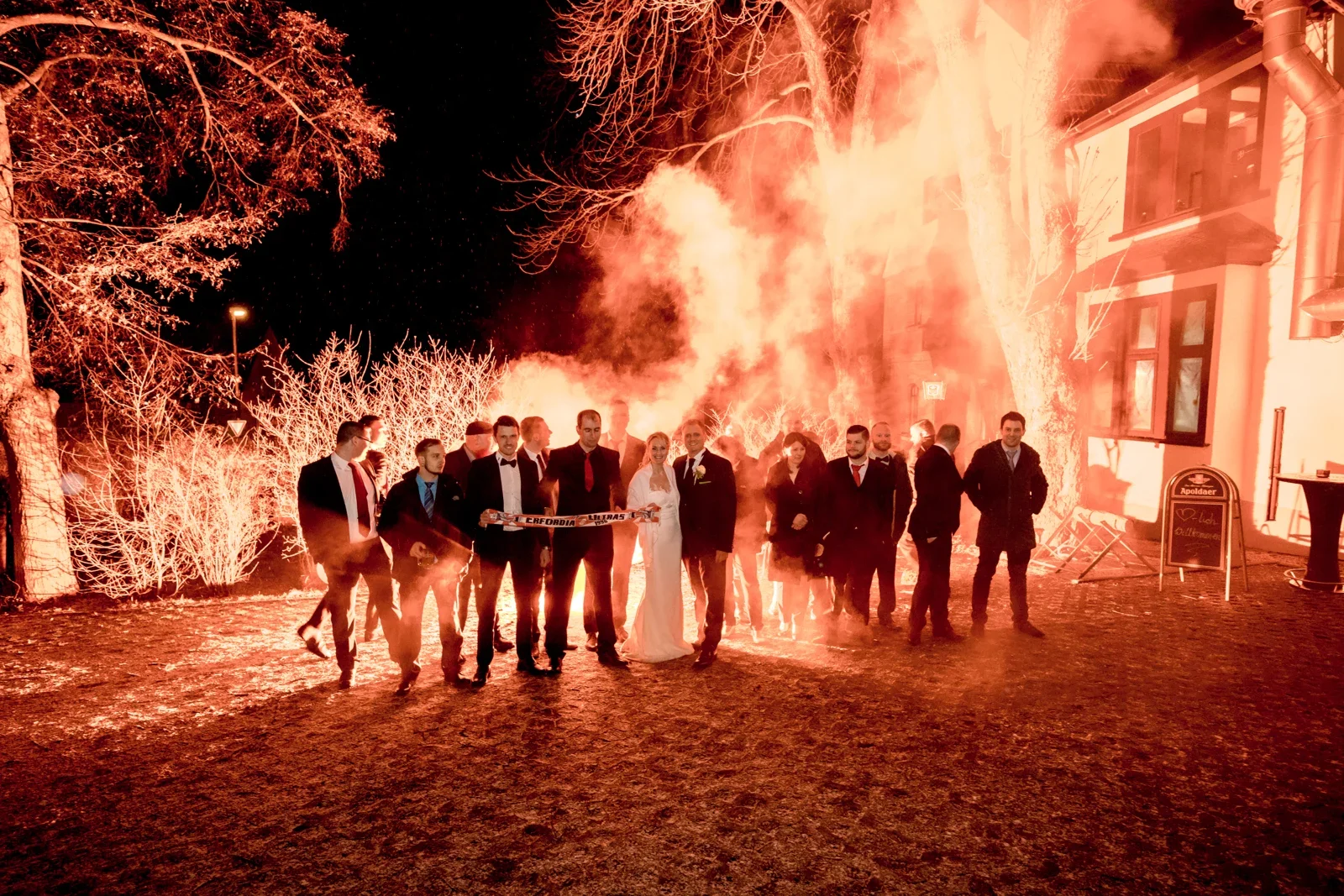 Die Gäste erleben das Feuerwerk – Winterhochzeit von Anika und Marcus auf Schloss Ettersburg und in Weimar