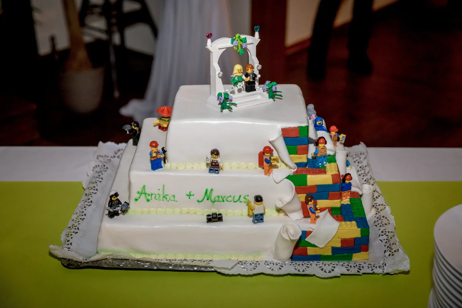 Die Hochzeitstorte mit bunten Bausteinen – Winterhochzeit von Anika und Marcus auf Schloss Ettersburg und in Weimar