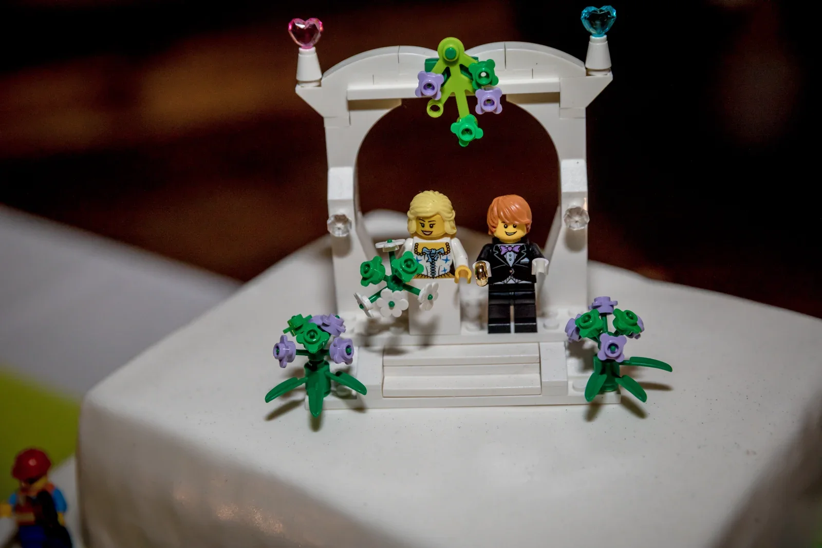 Ein Brautpaar aus Bausteinen auf der Hochzeitstorte – Winterhochzeit von Anika und Marcus auf Schloss Ettersburg und in Weimar