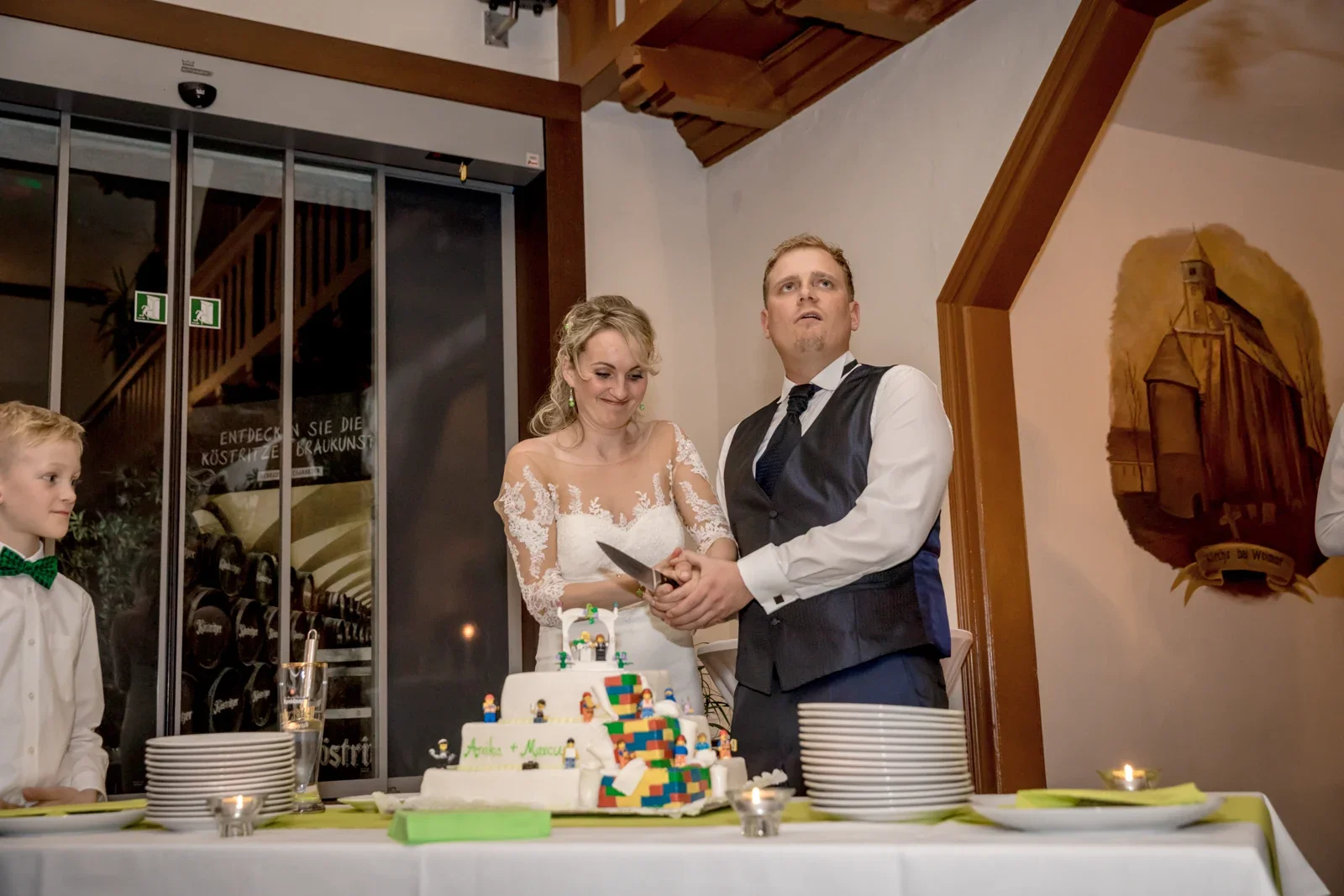 Anika und Marcus schneiden die Hochzeitstorte an – Winterhochzeit von Anika und Marcus auf Schloss Ettersburg und in Weimar