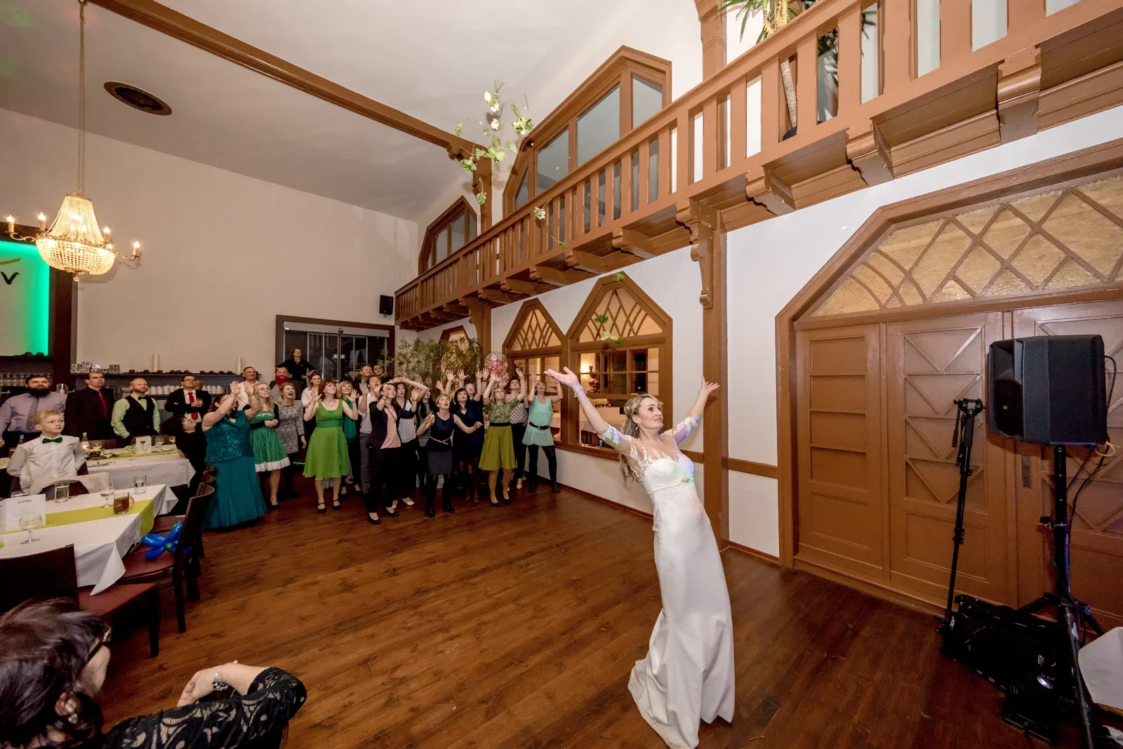 Anika wirft ihren Brautstrauß – Winterhochzeit von Anika und Marcus auf Schloss Ettersburg und in Weimar